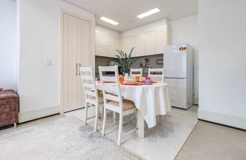 Almaty District Apartment | Современная рядом c Президентским парком и Пирамидой