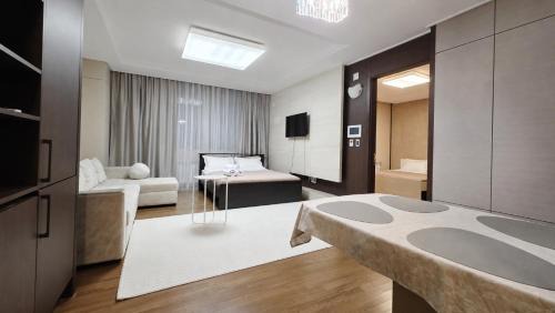 Almaty District Apartment | 16 эт ,Кондиционер, Хайвилл ШИКАРНЫЙ вид на Мечеть, посольства США,ОАЭ,Китай