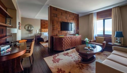 Junior Suite with Lake View