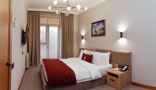 Deluxe Double Room (2 Adults + 1 Child)