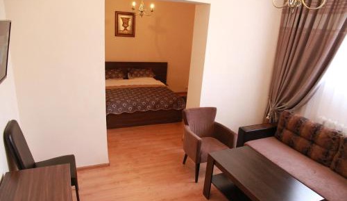 Deluxe Double Room (2 Adults + 1 Child)