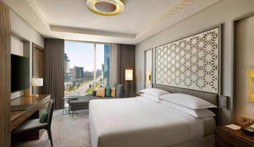 Business Suite with lounge access,1 King, City view