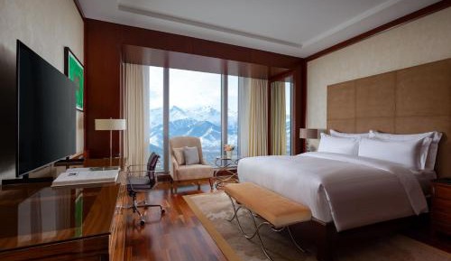 Club Level, Guest room, One King, Mountain View
