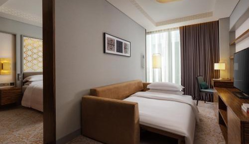 Club Suite with lounge access,1 King, Courtyard view