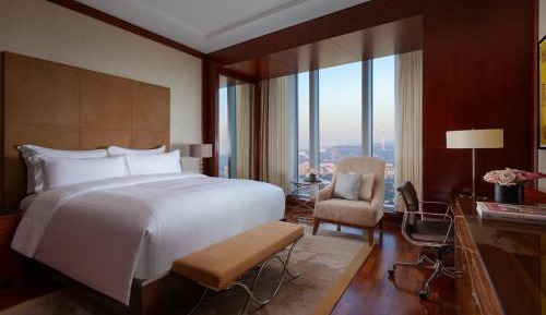 Deluxe Room, Guest Room, One King, City View