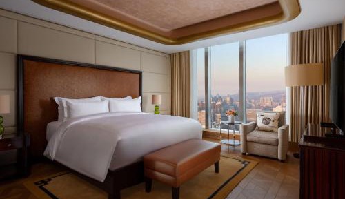 One-Bedroom Larger Suite with One King Bed
