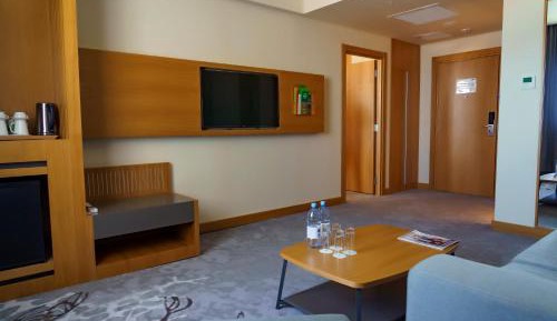 One-Bedroom King Suite - Smoking
